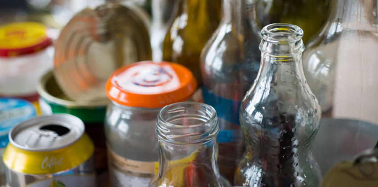 Bilde av glass- og metallemballasje.