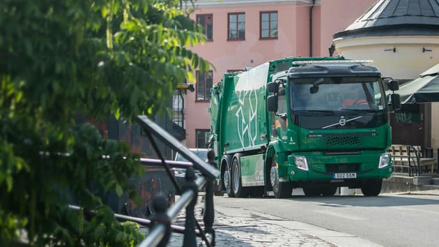 Rydding og dugnad med komprimatorbil