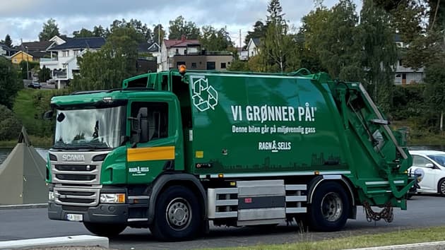 Rydding og dugnad med komprimatorbil.
