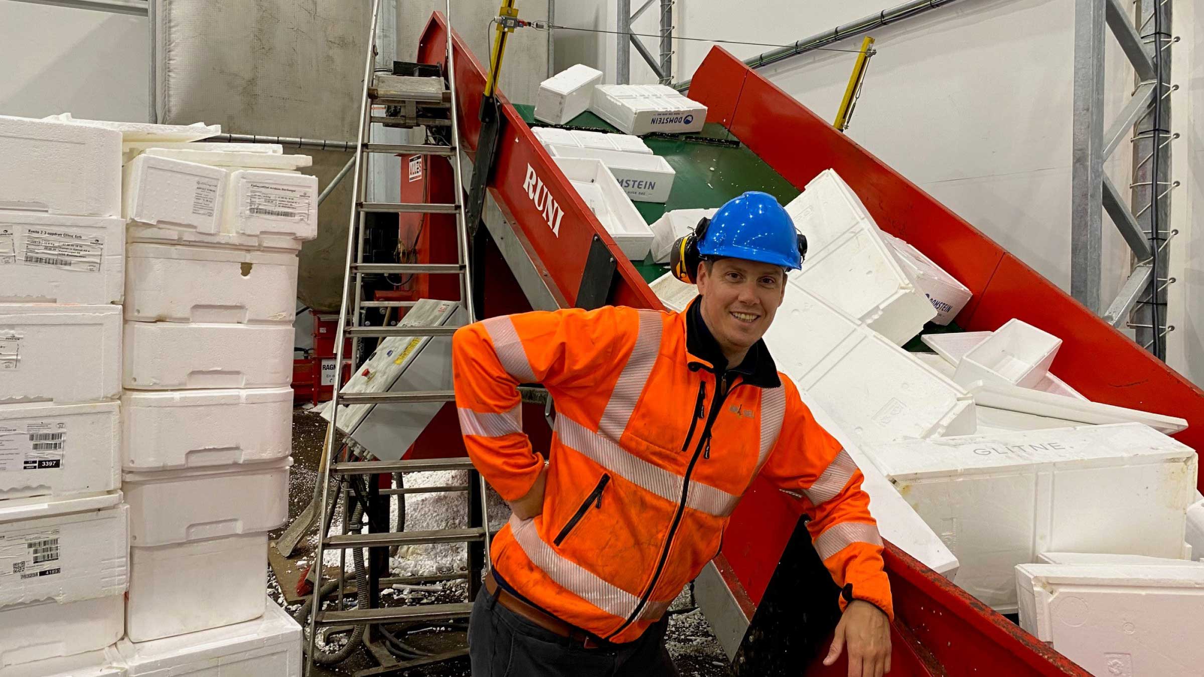 Hos Ragn-Sells avdeling i Bergen sørger en dansk skrukomprimator for at norske fiskekasser gjenvinnes til nytt materiale og går inn i sirkulærøkonomien.
