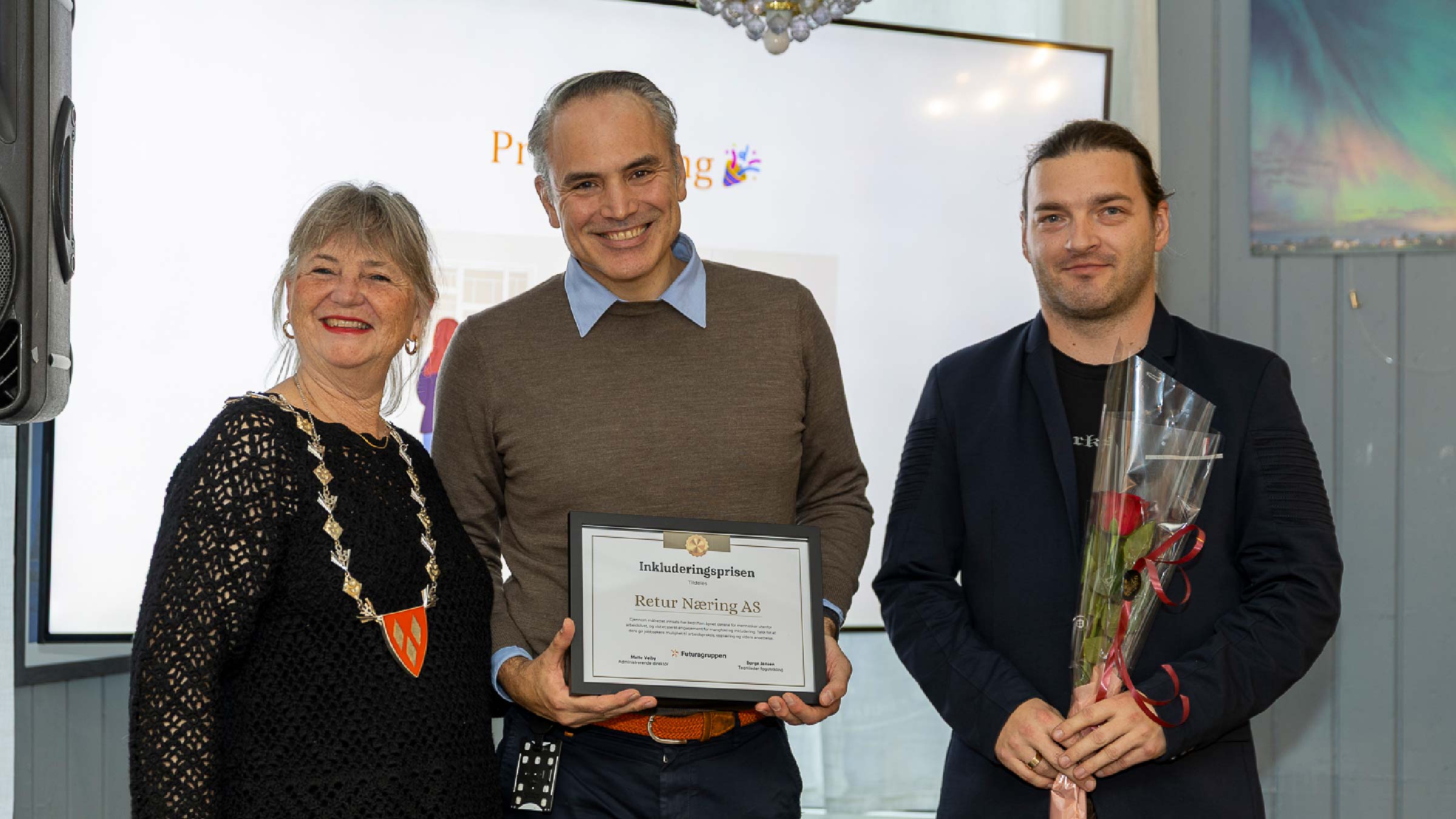 På bildet fra venstre: Annett Hegen Michelsen (varaordfører i Ås kommune), Christopher Browning (daglig leder i Retur Næring) og Lukasz Pisulla (formann ved Retur Næring sitt verksted i Vestby). Foto: Futuragruppen