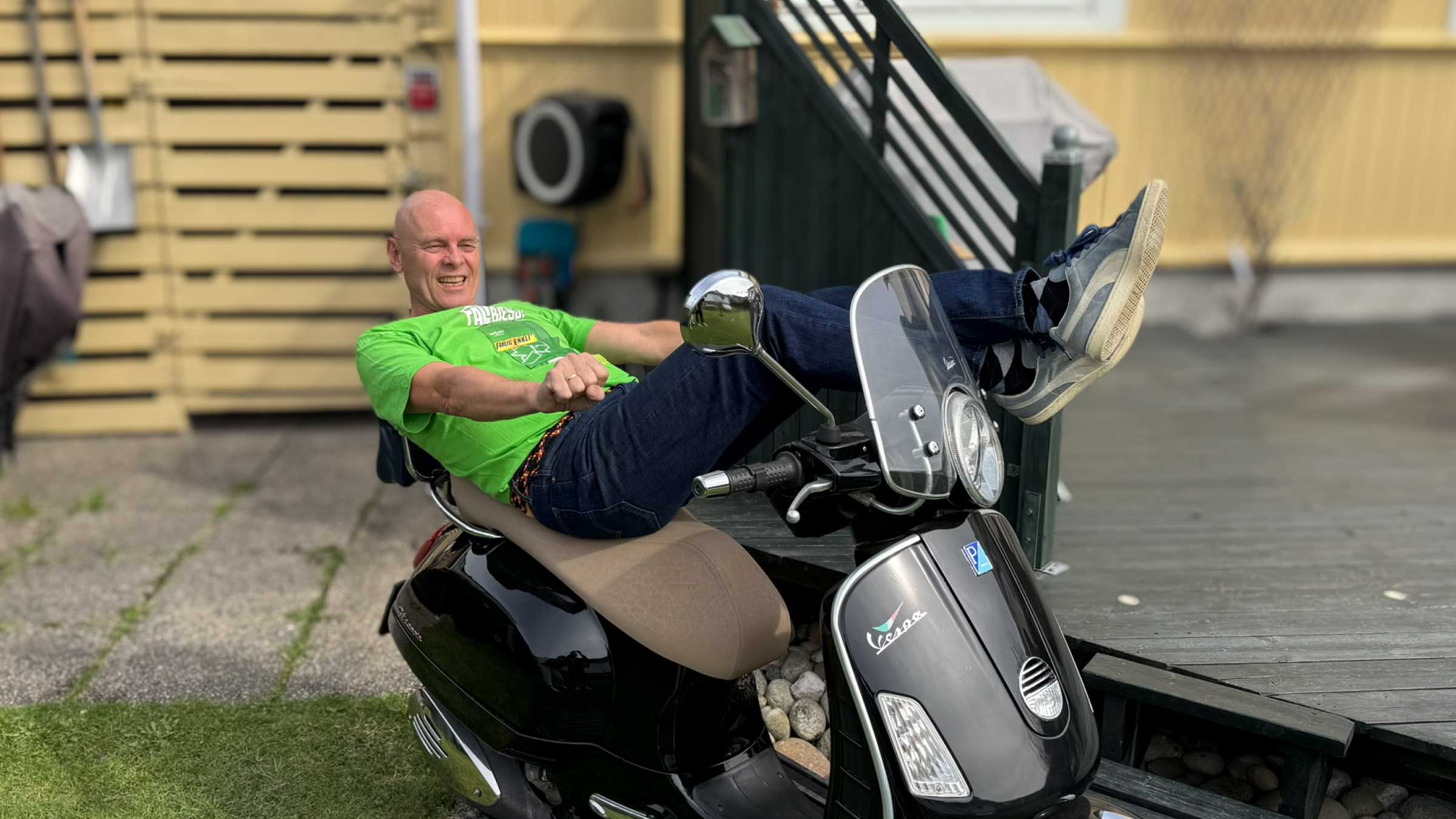Ragn-Sells legenden, Rolf Rebo, pensjonerer seg etter 25 år i selskapet. Nå skal han blant annet bruke mer tid på turer med sin Vespa GTI 250 Xs. (Foto: Ragn-Sells)