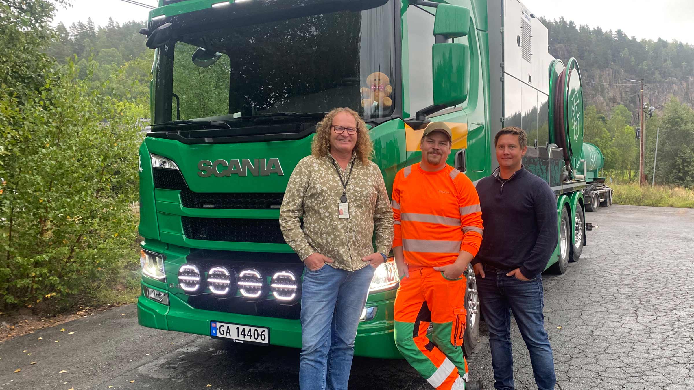 På bildet: transportleder Owe Bugge Persson, sjåfør Audun Hess og driftsleder Vegard Fyrileiv. (Foto: Ragn-Sells)