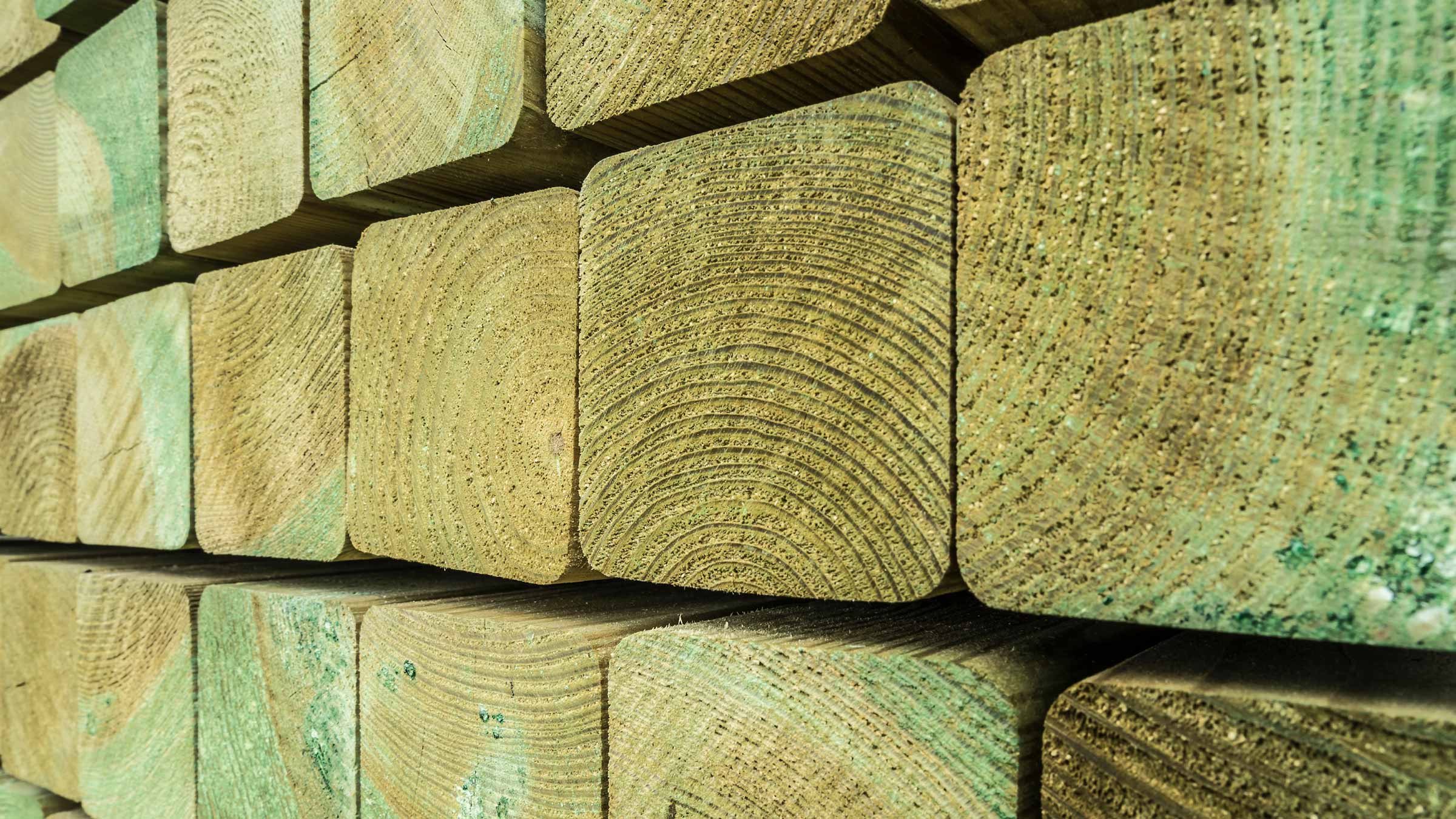 Hva gjør du med impregnert trevirke? Slik leverer du det trygt og riktig