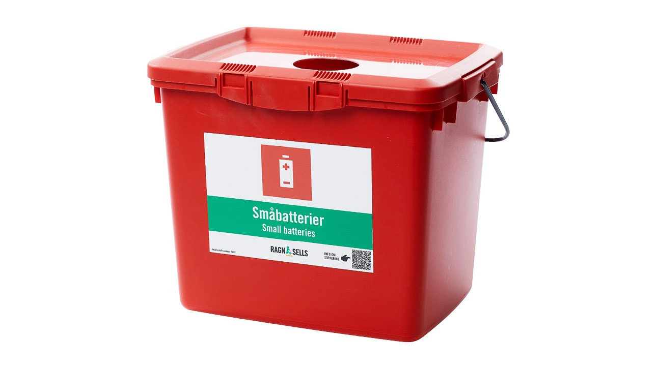 Småbatterier skal sorteres i egne beholdere slik som denne rødboksen levert av Ragn-Sells. Foto: Ragn-Sells