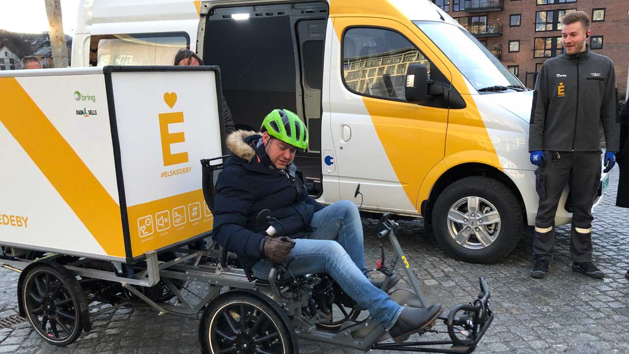 Jørn Arve Flått fikk teste en av de elektriske syklene som vil bli benyttet i Trondheim sentrum. (Foto: Ragn-Sells)