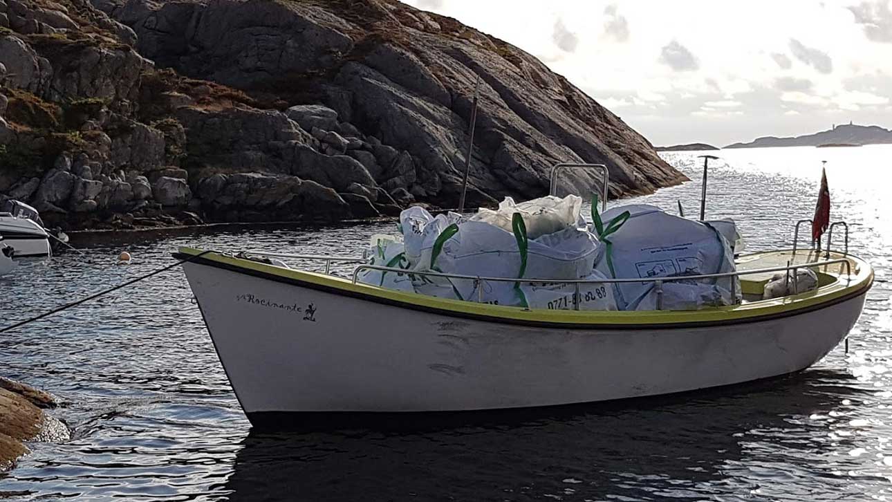 På tide å laste båtene med fulle Smartbag`er fra Ragn-Sells, før hjemreise.