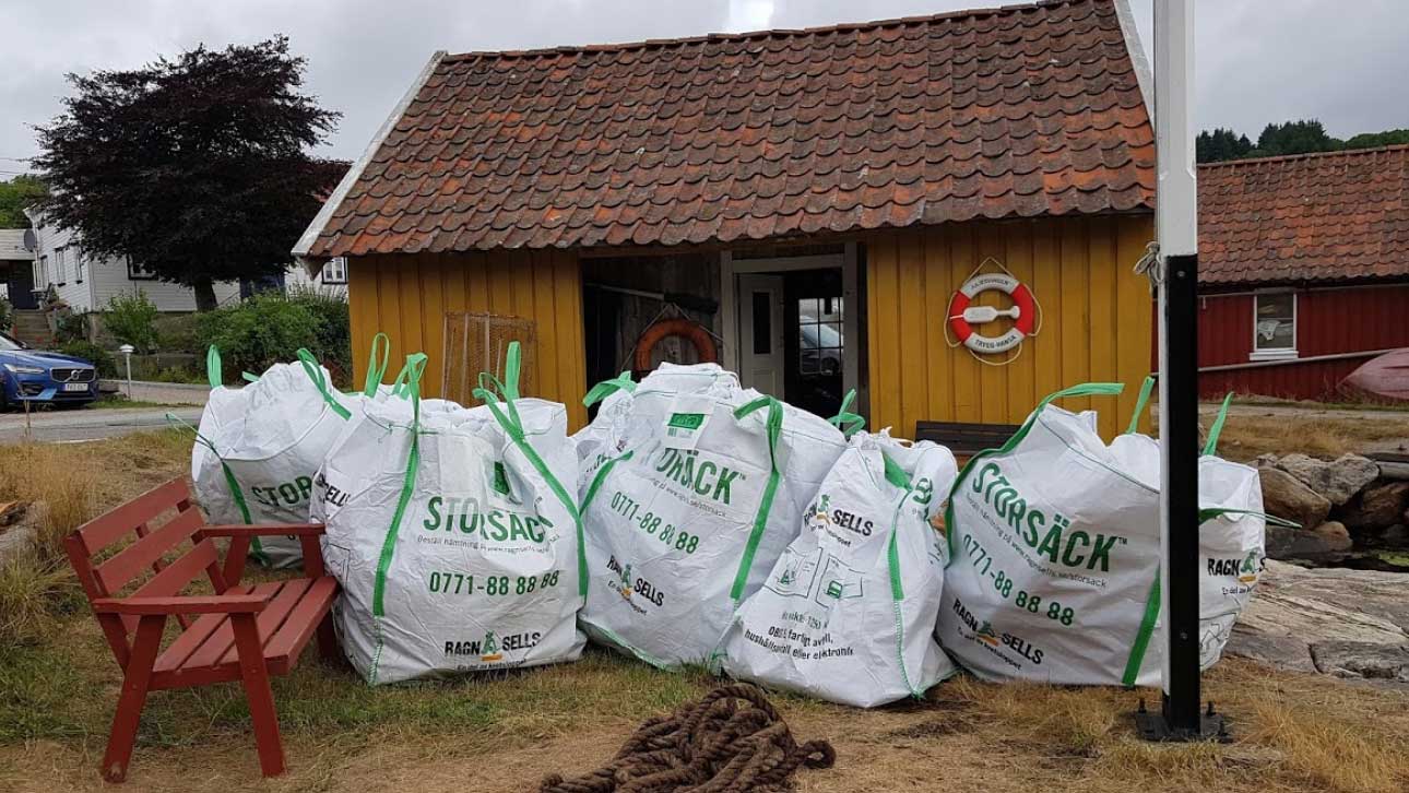Resultatet etter dagen var ti Smartbag`er fulle av plast. Her venter de på transport til gjenvinningsstasjonen i Mandal.