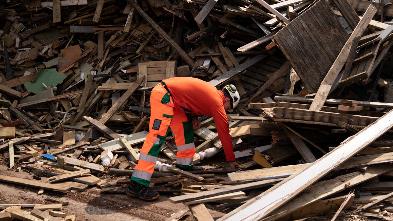Omringet av kasser og containere fulle av elektronikk, ledninger, skjermer og PC-er går Dokken en inspeksjonsrunde for å kvalitetssikre sorteringen. Foto: Alexander Benjaminsen/DNX
