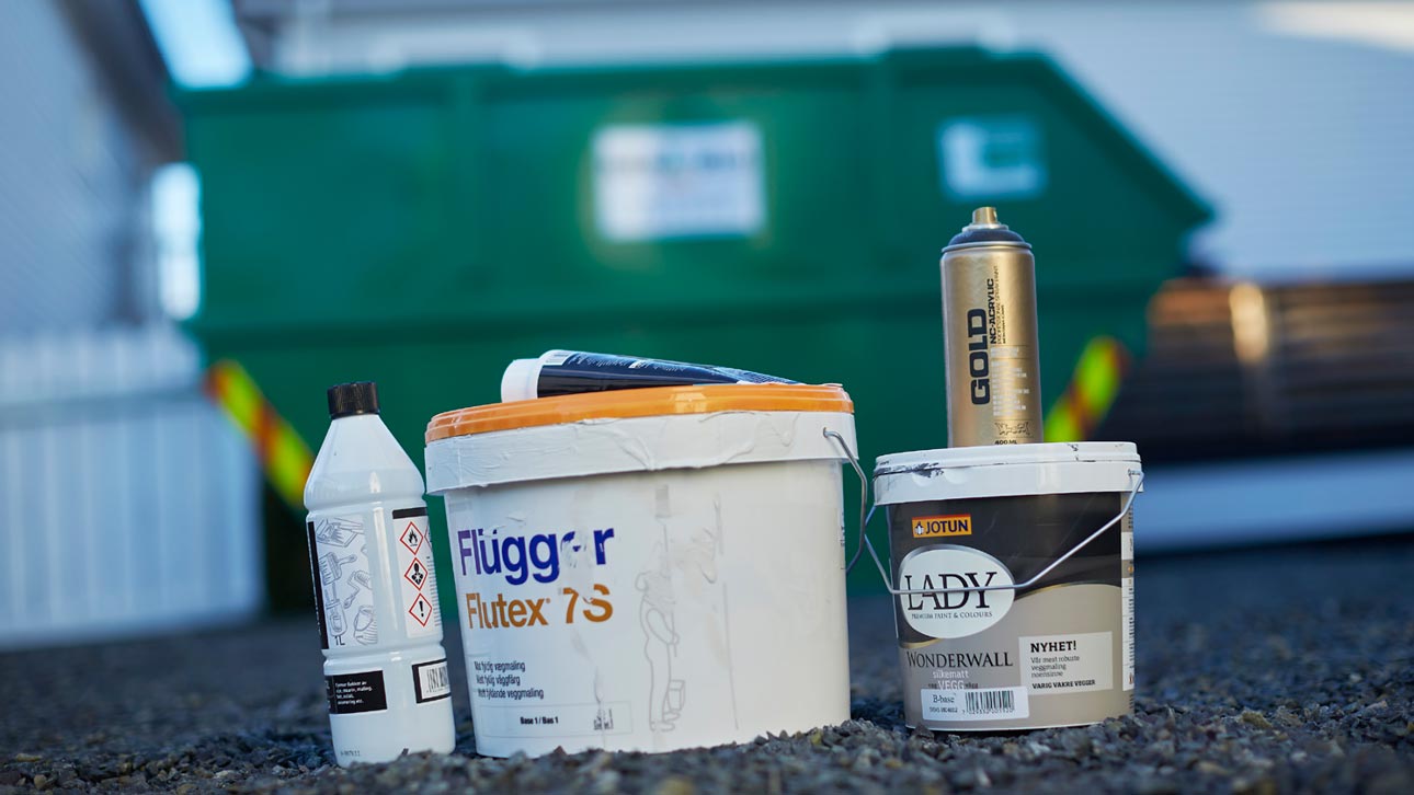 Farlig avfall som olje, maling, lakk, impregnert trevirke og batterier skal ikke legges i container for blandet avfall, det fører til ekstraregning i etterkant.