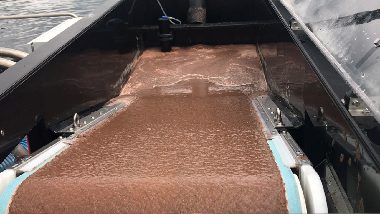 Slammet som samles opp under et oppdrettsanlegg filtreres og transporteres til et anlegg som skiller ut mer vann. Foto: Ragn-Sells Havbruk