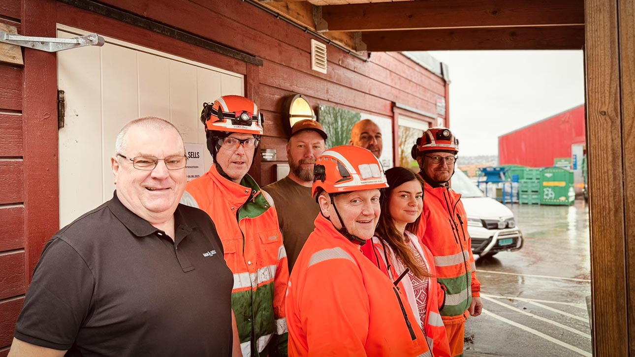 Sterkt samhold i teamet på Furnes, fra venstre Kjell Sørum, Thor Christian Sjøen, Vidar Engh, Stine E. Thomassen, Lasse Søberg, Kjell Skoglund og Simen Tangnes. (Foto Ragn-Sells)