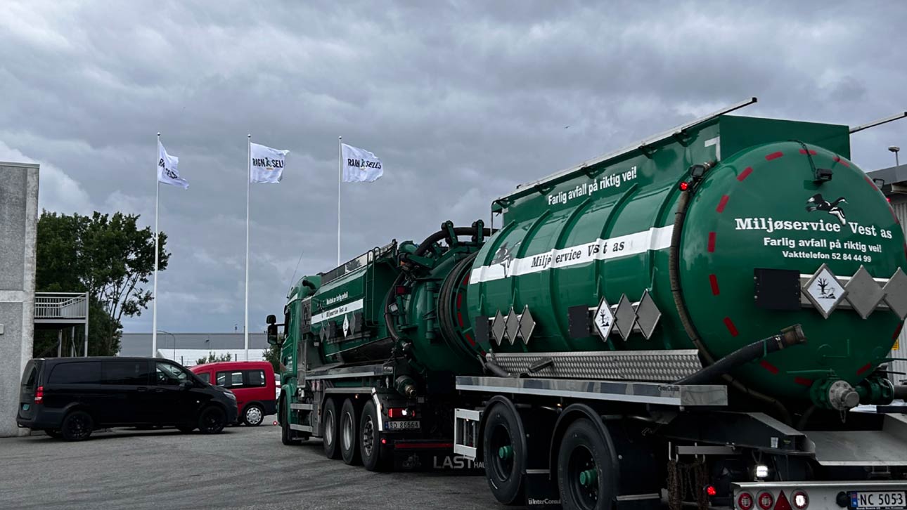 Flaggene er nå heist hos Ragn-Sells på Avaldsnes (tidligere Miljøservice Vest). Foto: Ragn-Sells