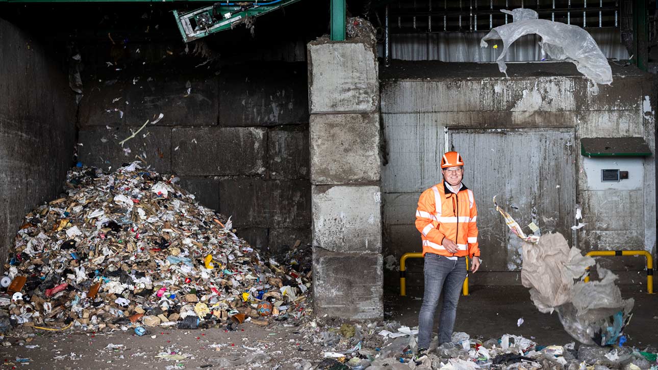 Til tross for innovative teknologiske nyvinninger innen moderne avfallshåndtering, er avfallsbransjen fortsatt avhengig av god kildesortering fra norske bedrifter og innbyggere. Burkhard Rüther, direktør for avsetning og råvarer hos Ragn-Sells, er en av dem som daglig jobber med å gjøre avfall om til verdier. (Foto: Klaudia Lech)