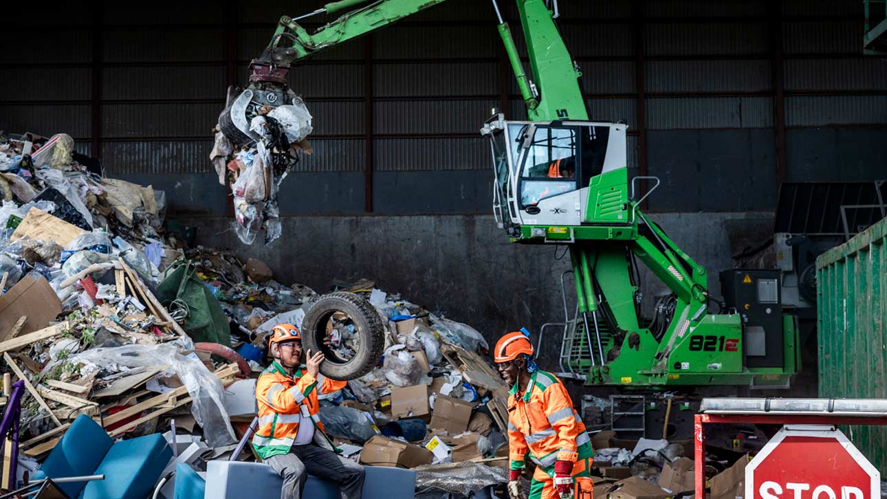 Fra avfallshaug til verdikjede. Forvandlingen gir både miljøgevinster og milliardomsetning. På bildet ser du Thorbjørn Jansrud, driftsleder hos Ragn-Sells og Kwame Appiah, mottakskontrollør. (Foto: Klaudia Lech)