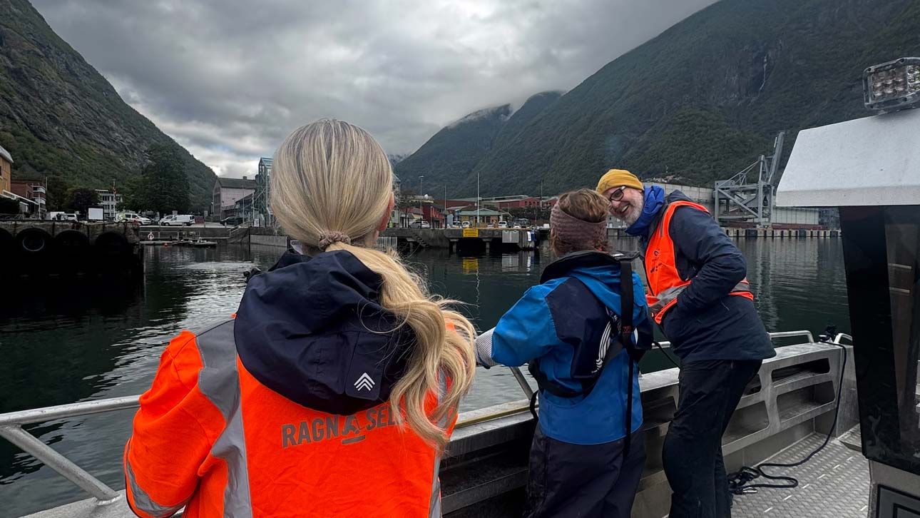 På bildet fra venstre: Ellen Seim og Adriane Hilby-Larsen fra Ragn-Sells, sammen med initiativtaker Kenneth Bruvik fra Framtidshavet. (Foto: Ragn-Sells)