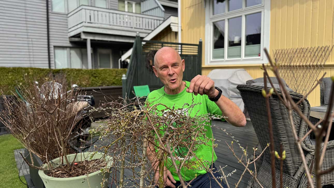 Rolf er kjent for &aring; v&aelig;re praktisk anlagt og tar gjerne fatt p&aring; nye prosjekter, enten det er oppussing hjemme, arbeider p&aring; hytta i Drammensmarka eller i hagen. (Foto: Ragn-Sells)