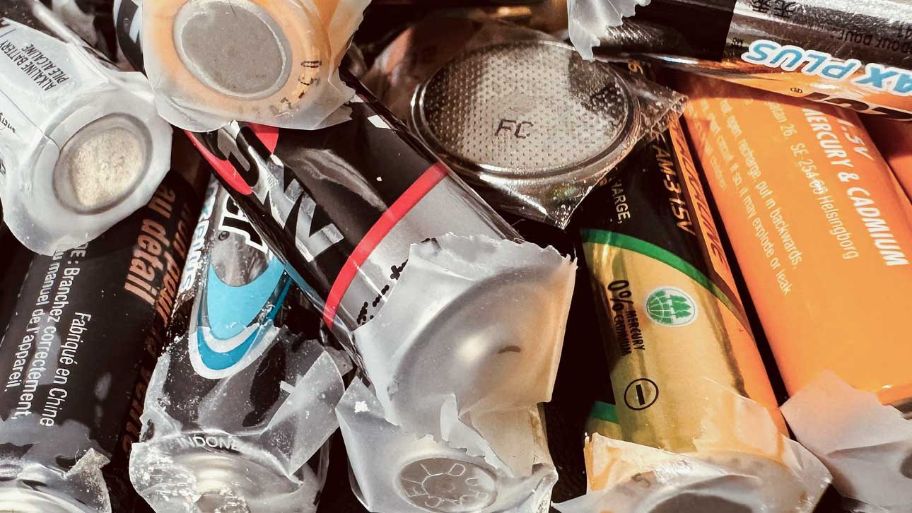 Batterier inneholder stoffer som krever riktig h&aring;ndtering og skal alltid sorteres for seg selv. (Foto: Ragn-Sells)