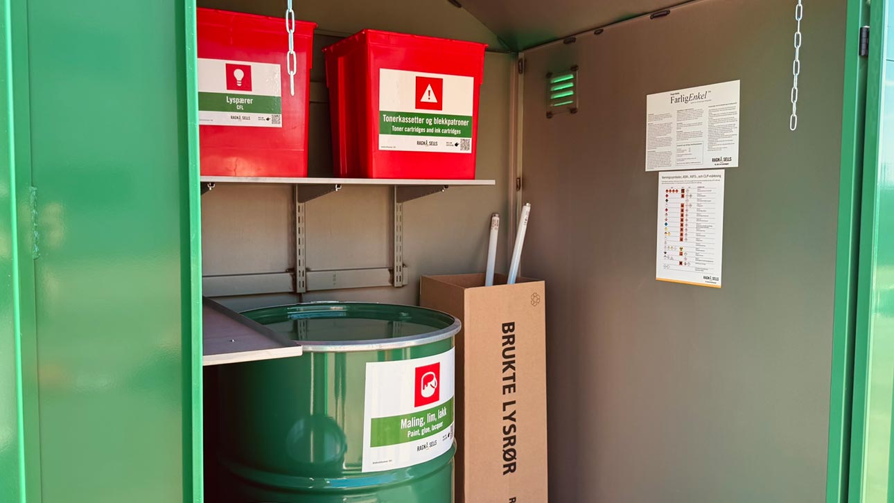 Et milj&oslash;skap for farlig avfall med tydelig merkede beholdere gj&oslash;r det enklere for bedrifter &aring; sortere, samt oppbevare farlig avfall p&aring; en trygg og oversiktlig m&aring;te. (Foto: Ragn-Sells)