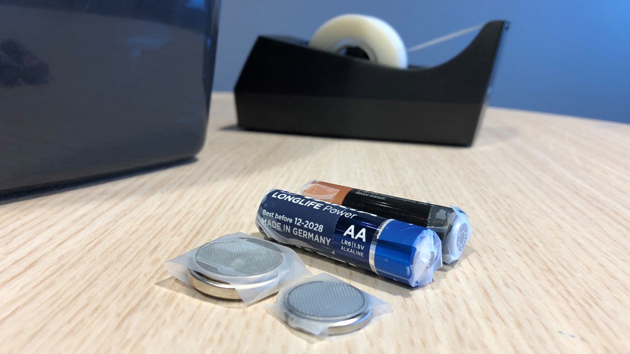 Gj&oslash;r det enkelt &aring; gj&oslash;re rett, plasser en rull med teip ved beholderen for batterier. (Foto: Ragn-Sells)