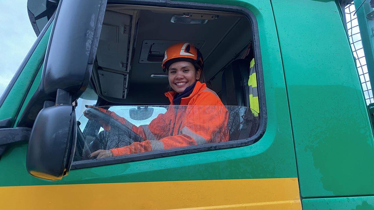 Sjåfør på liftbil Thanya Klueangphatee er alltid like blid og løsningsorientert. (Foto: Ragn-Sells)