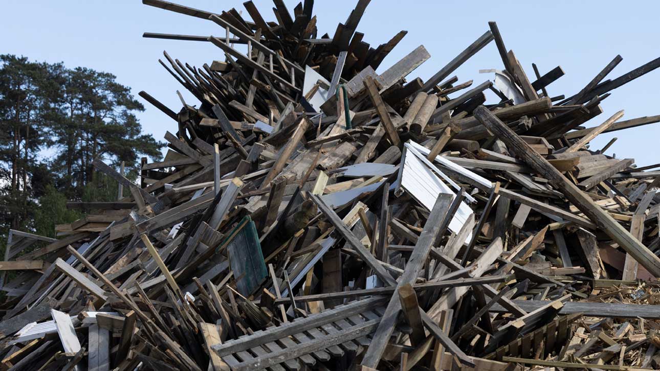 Nyere typer impregnert trevirke som kommer inn til våre anlegg ser ut som eldre og farlige typer, vi og forbrenningsanlegg klarer ikke å skille dem uten avanserte analyser. (Foto: Ragn-Sells)