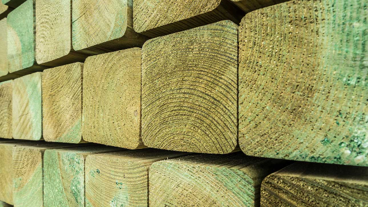 Bilde av impregnert trevirke, ikke farlig avfall.