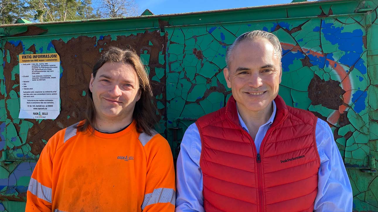 P&aring; bildet fra venstre: Verkstedmester Lukasz Andrzej Pisulla og transportsjef Christopher Browning i Ragn-Sells. (Foto: Ragn-Sells)