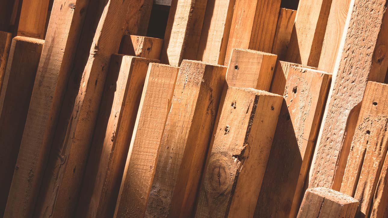 Bilde av rent trevirke til ombruk.