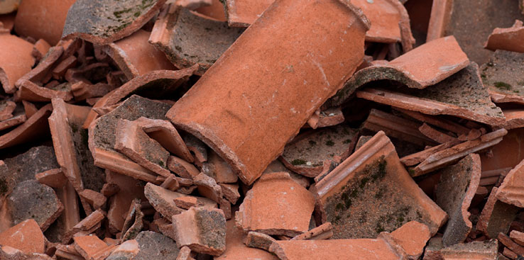 Bilde av tegl og takstein.