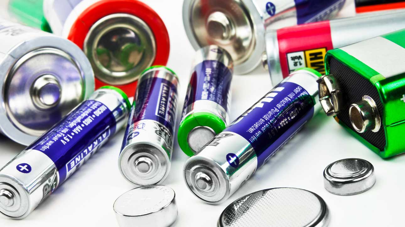 Sm&aring;batterier er en veldig vanlig type farlig avfall, de m&aring; alltid sorteres for seg selv. Polene b&oslash;r teipes for &aring; unng&aring; at de kommer i kontakt med andre batterier eller metaller. (Foto: Adobe Stock)