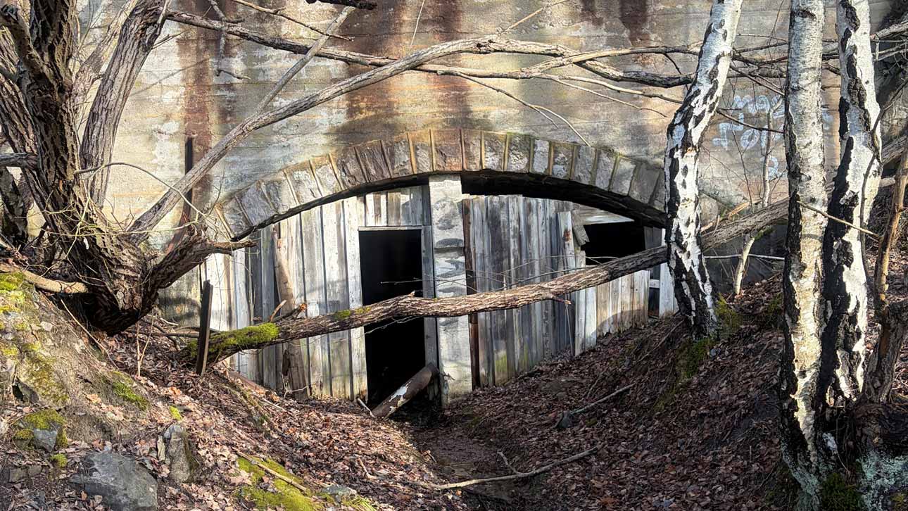 Nordstrand Steinbrudd - betongsilo i &oslash;vre del av industriomr&aring;det. (Foto: Ragn-Sells)
