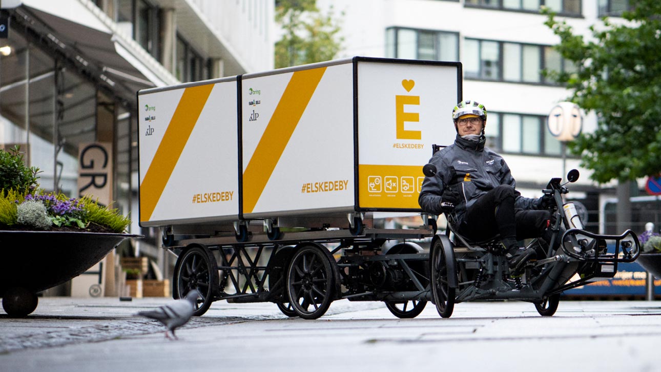Pakker leveres og avfall hentes av fossilfrie kjøretøy i samarbeid med Bring.  På bildet ser du en elektrisk sykkel med lasterom. (Foto: Alexander Benjaminsen/DNX)