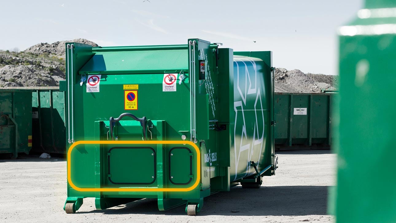 I inspeksjonslukene som du finner i nedkant ved innkastet på komprimatoren, får du tilgang til stempelkammer slik at rester av avfall og vann kan fjernes. Antall inspeksjonsluker varierer i forhold til produsent og modell. (Foto: Ragn-Sells)