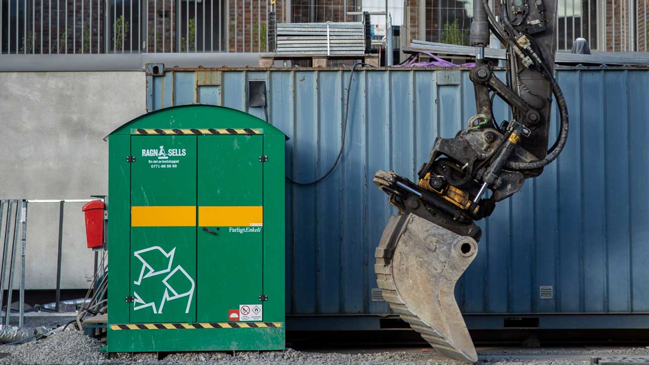 FarligEnkelt&trade; milj&oslash;skap leveres i 5 ulike st&oslash;rrelser og er utformet i henhold til regelverket for oppbevaring av farlig avfall. Skapene passer for byggeplasser, bilverksteder, kj&oslash;pesentre, industri og mye mer. (Foto: Ragn-Sells / milj&oslash;skap p&aring; byggeplass)