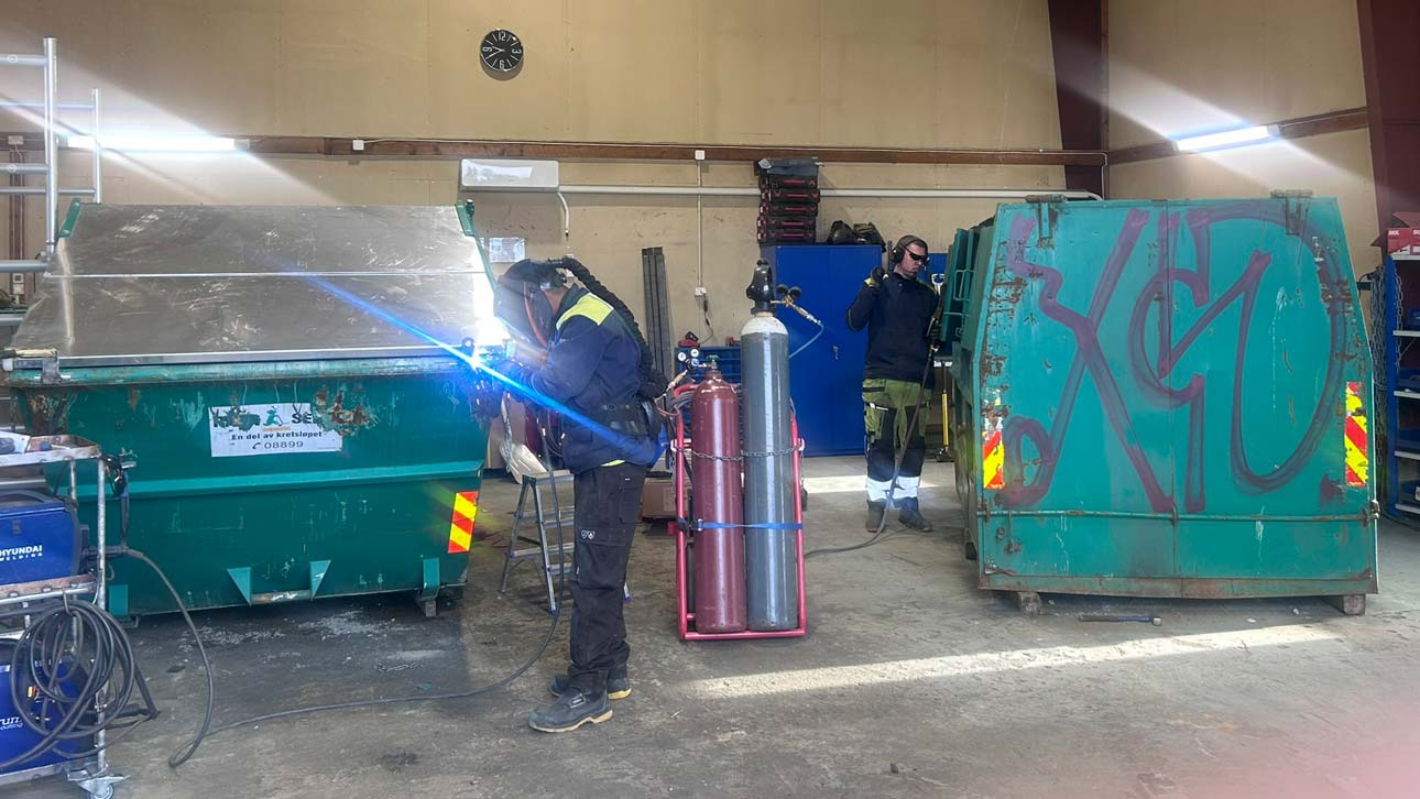 Ødelagte Ragn-Sells containere får nytt liv på Retur Næring sitt verksted i Vestby. (Foto: Ragn-Sells)