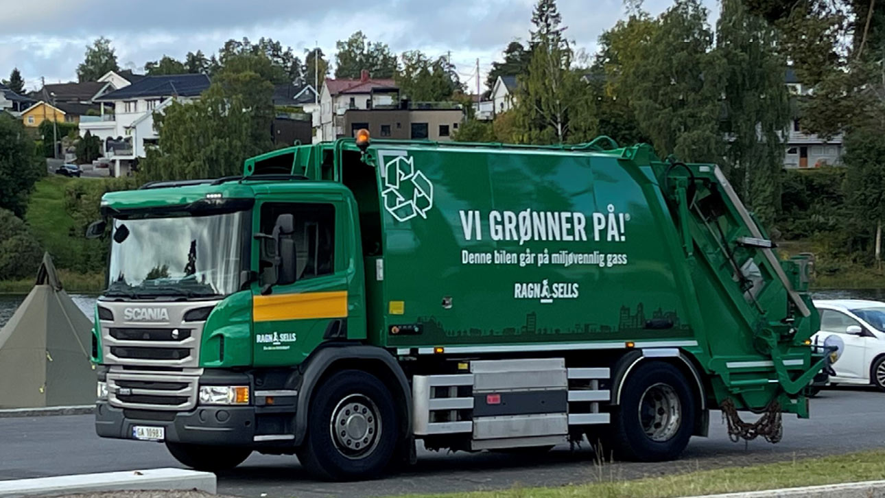 Rydding og dugnad med komprimatorbil.