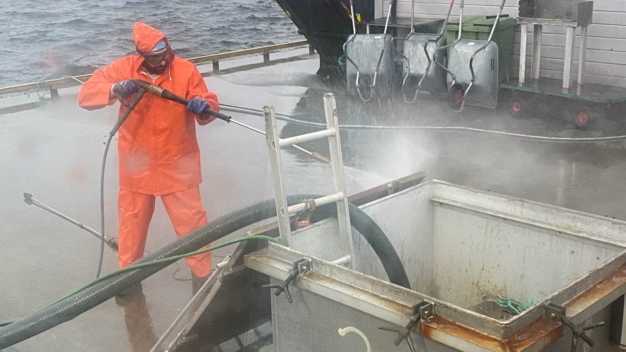 Vi utfører tankspyling av tanker for ensilasje og slam ved oppdrettsanlegg.