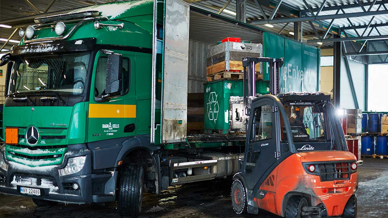 Ragn-Sells har lang erfaring med h&aring;ndtering av farlig avfall fra norske virksomheter og s&oslash;rger for trygg transport og behandling i godkjente anlegg. (Foto: Ragn-Sells)